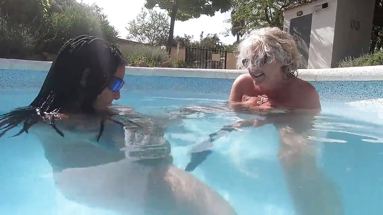 Camilla and Cheyenne Play with a double ended dildo in the pool