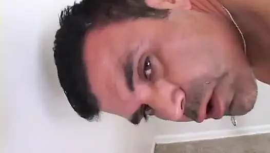 Seksi sarışın sürtük dilini Kübalı adamların götüne soktuktan sonra sakso çekiyor