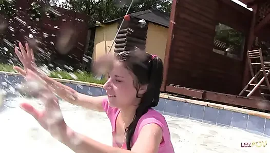 Das wasser verstärkt alle lesbischen sensationen, während das lesbische scissoring im pool weitergeht