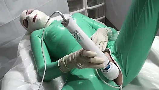 Lateks Danielle ambulansta rahatlıyor