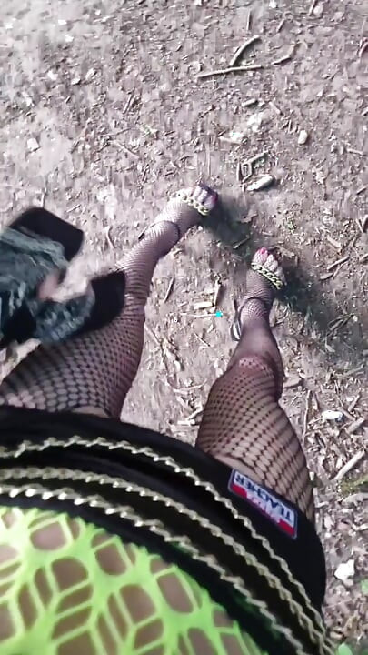 Travesti üniversite öğretmeninin parkta sigara molası. Cam⁴ Vanessabitchx Parischiennetrvprod⁹¹
