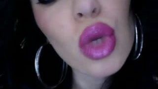 Más lápiz labial. joi