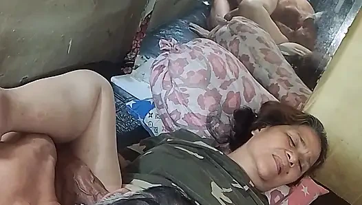 Onu tatmin etmek için yediğimde ıslak amına yaptıklarıma pişman olamaz