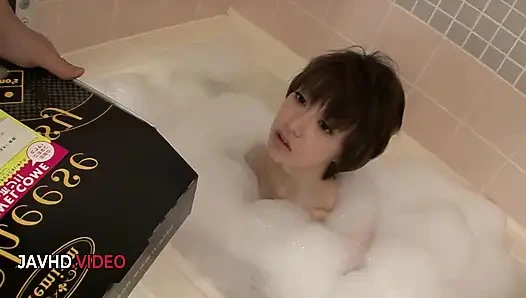 Ateşli Japon baştan çıkarıcı akina hara baştan çıkarıcı banyoda sakso çekiyor