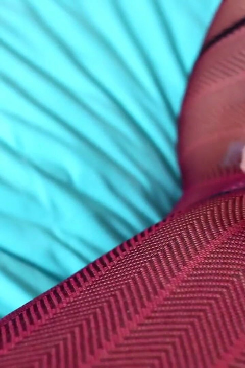 믿을 수 없을만큼 섹시한 갈색머리는 오르가즘과 정액을 위한 시스루 레깅스를 입고 놀라운 핸잡과 오럴을 선사합니다.