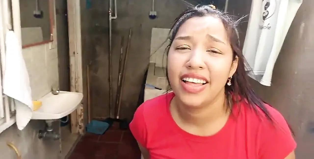 她的丈夫为我打开了门, 告诉我...她一个人在床上, 在她醒来之前操她的屁股! 我走进了他