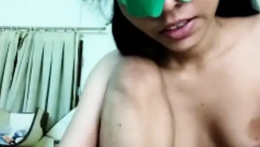 Geiles mädchen fickt sich und lutscht hart an dem dildo, während sie stöhnt