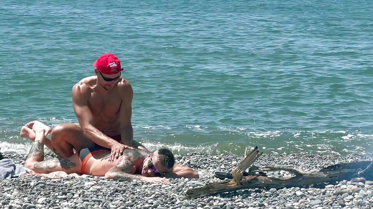 Sjajno jebanje nakon plivanja. Kit Belove svršava dva puta u guzicu Falcon Ala na plaži