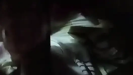 Amatör çift bir motelde seks yaparken kendilerini kaydetmenin tadını çıkarıyor (gerçek seks)