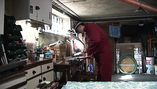 Tante seksi dengan memek berbulu dientot habis-habisan sama kontol raksasa