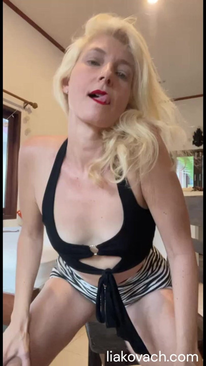 Ateşli orta yaşlı seksi kadın striptiz yapıyor