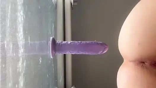 ЖЕСТКИЙ АНАЛЬНЫЙ ТРАХ В ОКНЕ