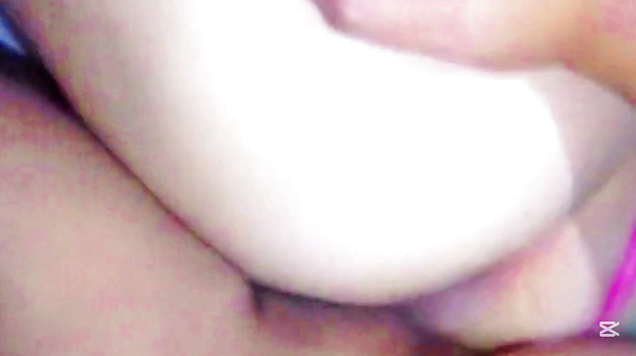 Wie lecker es ist, reife milf zu squirten, bis das Bett nass ist.
