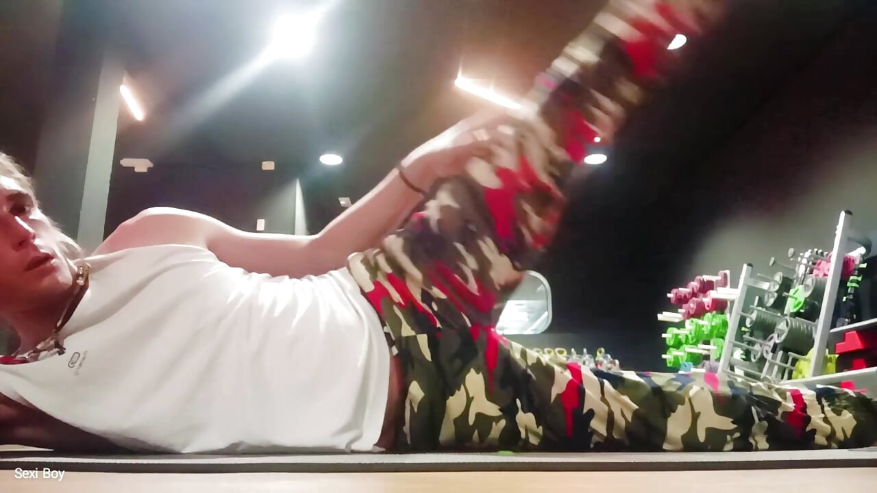 Seksi dečko u teretani