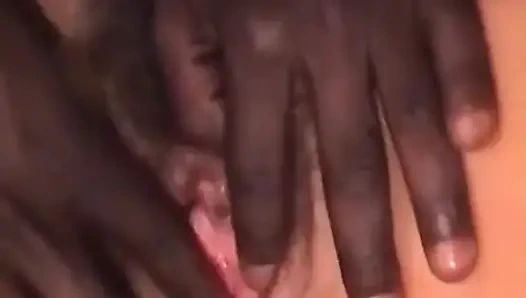 Eine reife blondine wird von einem jungen schwarzen jungen gefickt.