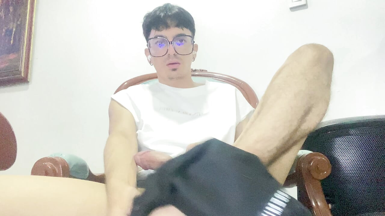 Twink иска да си играе на мечове