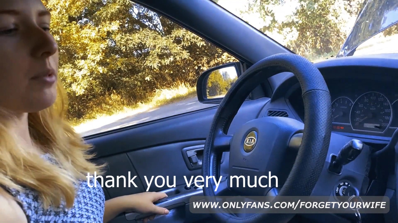 金髪が車を修理するのを手伝って彼女を犯した