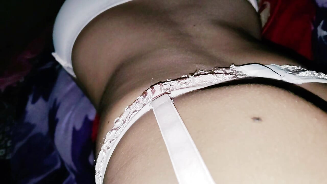 Meia-irmã dá seus peitos para chupar