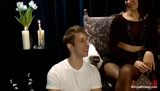 Danny Wylde доит простату Бобби Старр!
