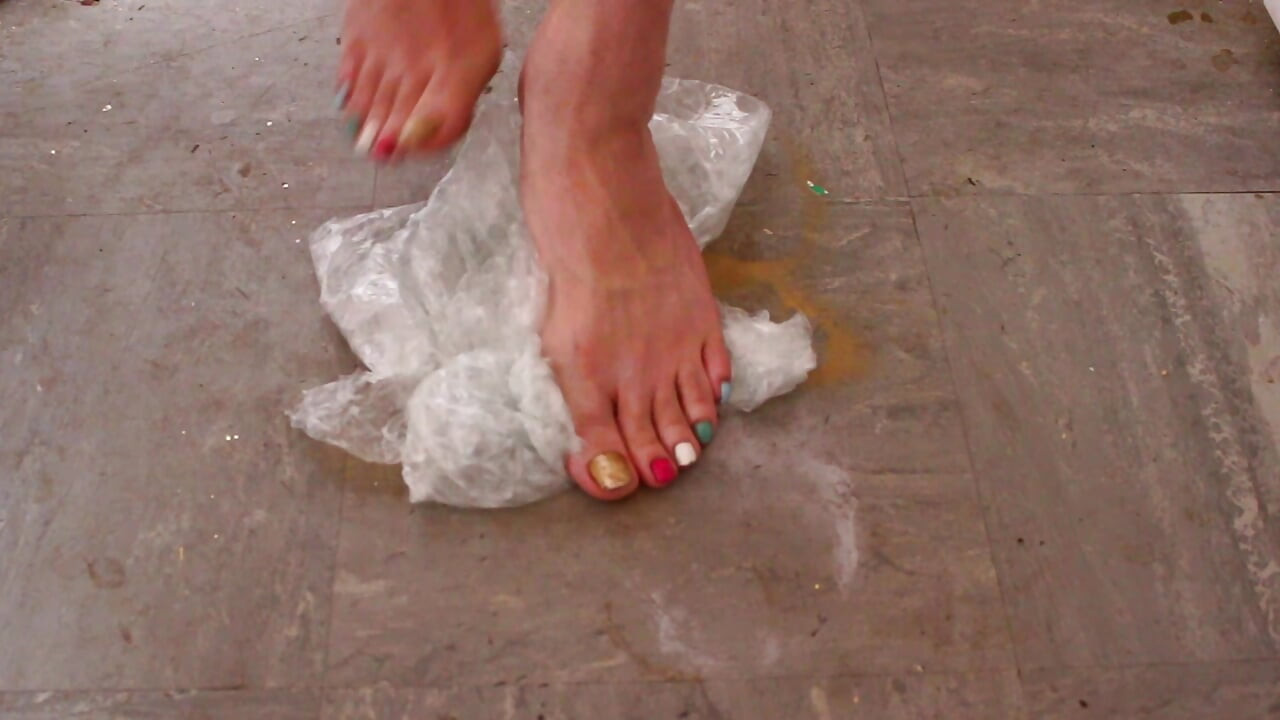Sissy Trampling Bubble Wrap