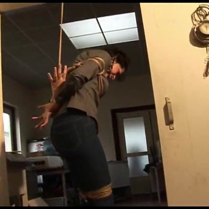 Steffi colgando en la cuerda fuertemente amordazada