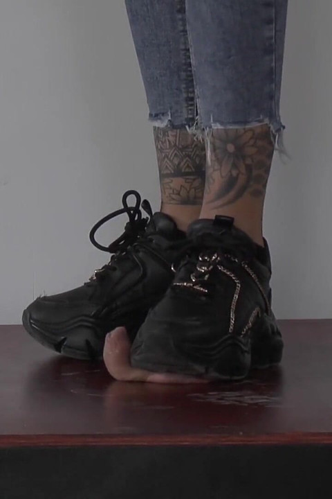 Herrin Cleo Glücklich, Crush Fertig Zu Machen!