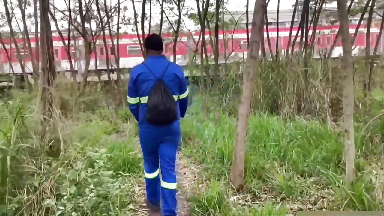 Ένας εργάτης πέρασε μέσα από το πάρκο και πήρε πίπα.