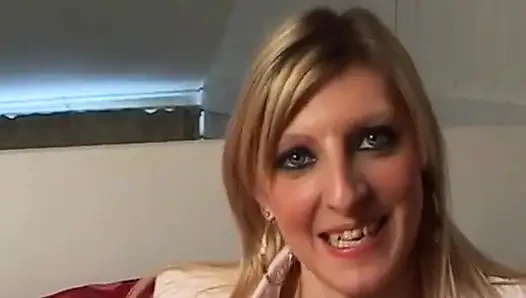 Cewek perancis rambut pirang lagi asik mainin mainan seksnya sambil nyepong kontol