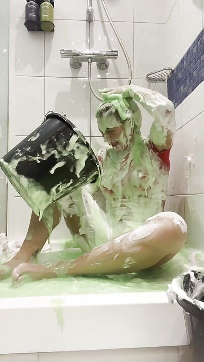 Merah jambu berkencing ke muka dan baldi gunge di atas kepala saya