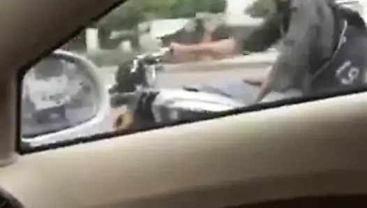 lo saca en la moto