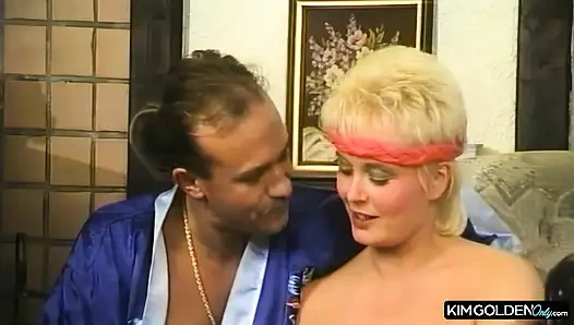 Blonde Verfuehrerin in leidenschaftlichem Ritt