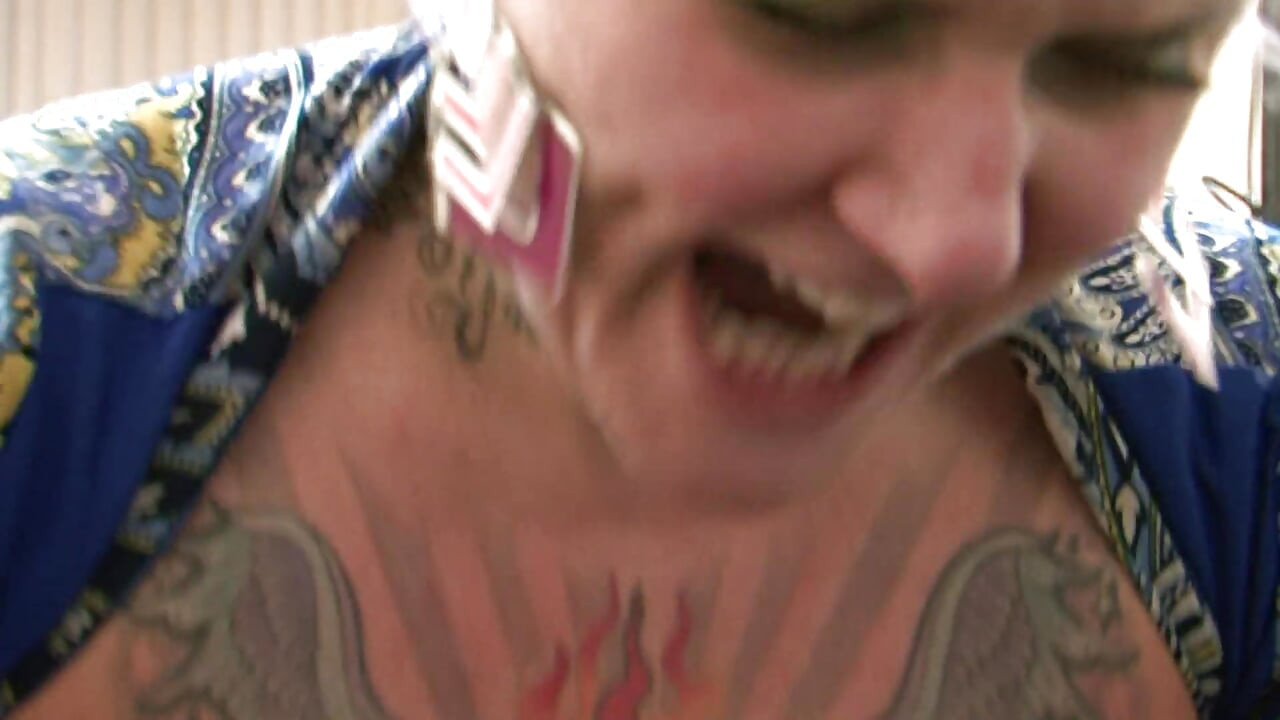 Kuuma tatuoitu iso perse muija, jota BBC hakkaa lattialla