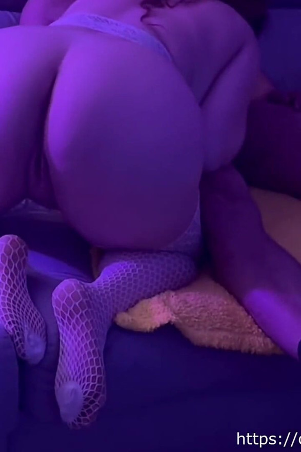Girlfriend Gets Shared by 2 Mens in a Threesome!