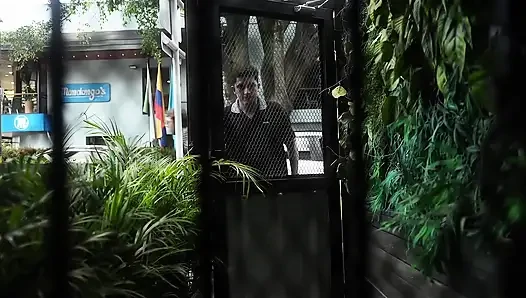 Арендатор не может заплатить арендную плату, поэтому она платит арендодатель с ее розовой, парной киской