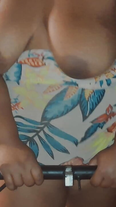 EVAGELICA PAYS FOR BREASTS AT THE GYM