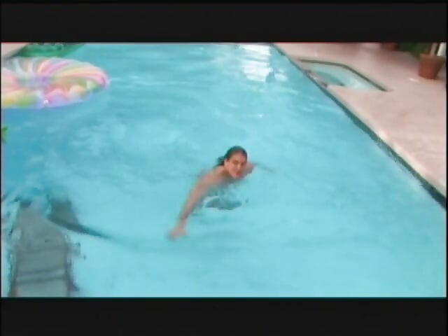 Baldwin, cu părul lung, forează o gagică țâțoasă la piscină
