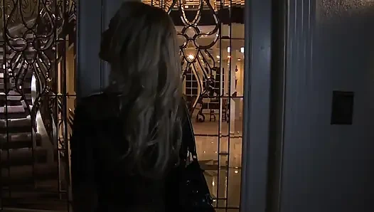 Очаровательная тинка испытывает свой первый лесбийский секс с горячей милфой