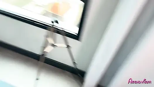 Lola Morango iki yabancının doğru fiyat için her şeyi yapmalarına izin veriyor