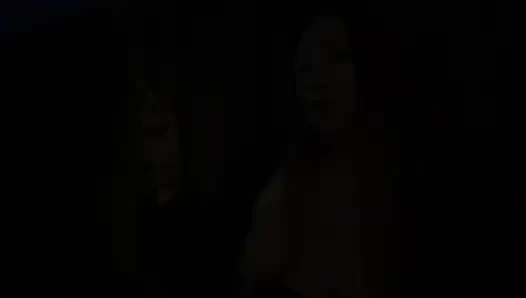 Merokok keluar di malam hari dan menunjukkan payudara besarku