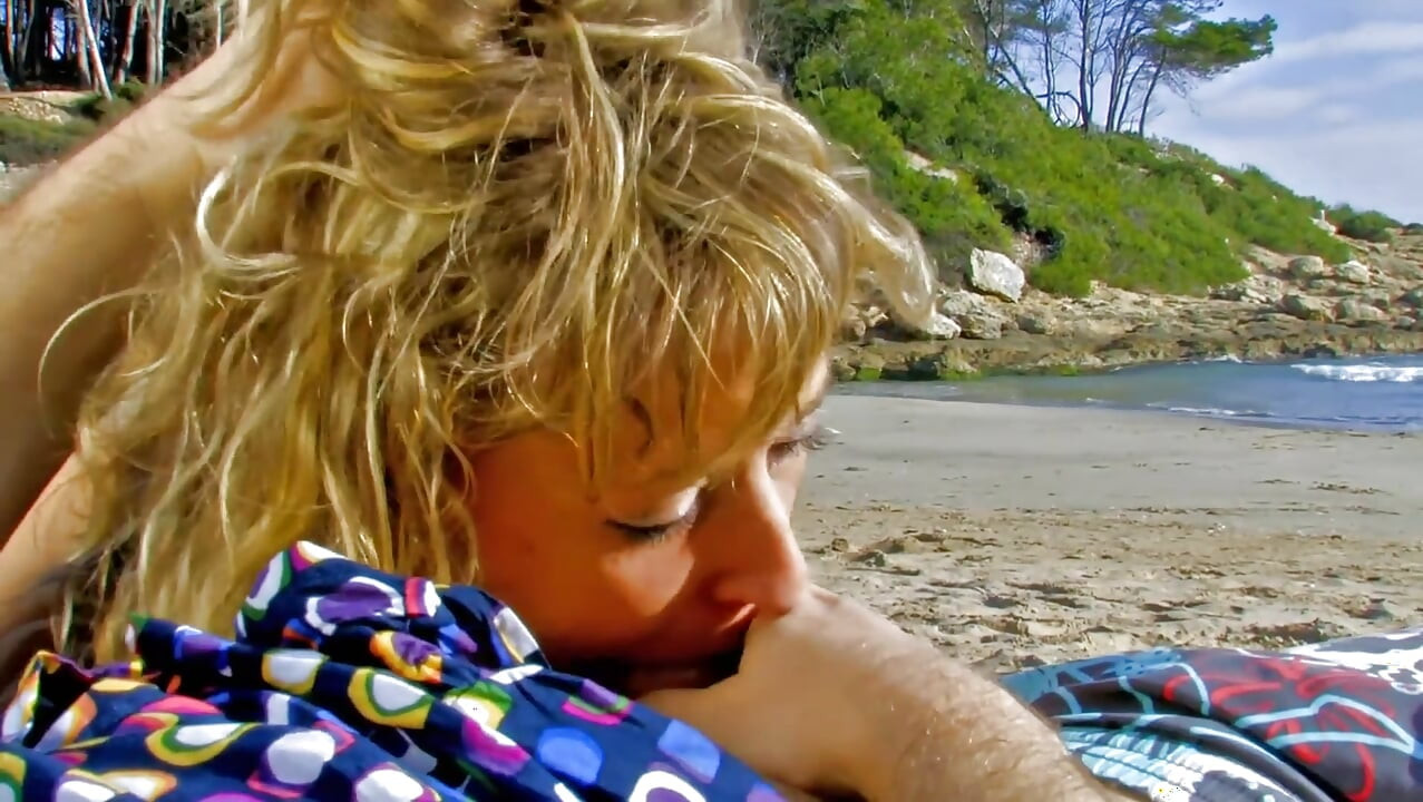 Trío en la playa con mamada loca