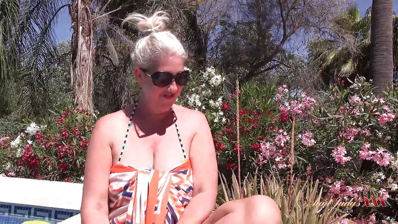 Tantejudysxxx - Ontmoeting Met Hete Rijpe MILF Maggie Moon Bij Het Zwembad