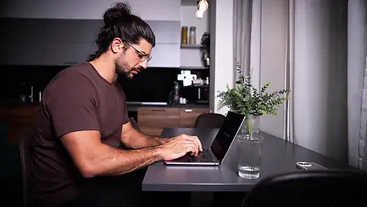 Junges sexy klempner-mädchen bekommt ihren hals mit einem schwanz geräumt
