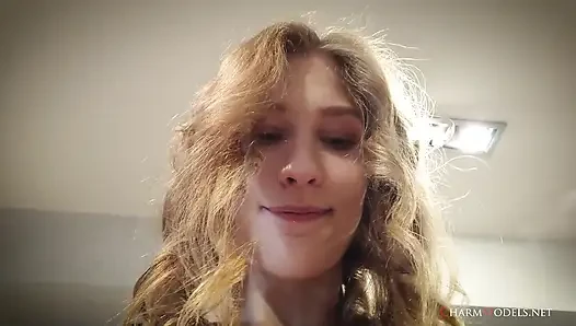 Şeffaf sabah elbisesi içinde ince model blizard ile glamour videosu