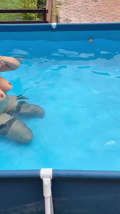 Die atem hält unter wasser im pool