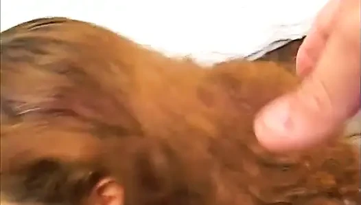 Kızıl saçlı hatun sert yarak emiyorken birkaç yeni oyuncak kullanmayı seviyor