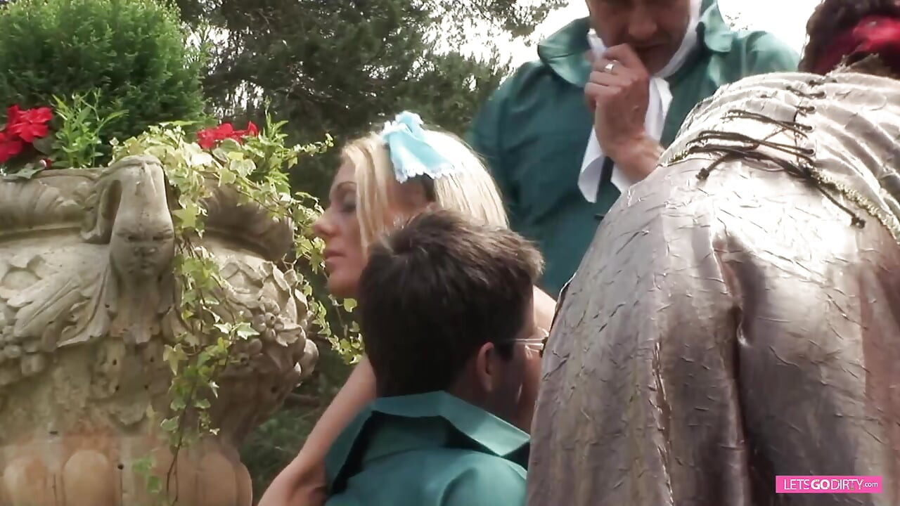 A três paródia ao ar livre com tesão milf