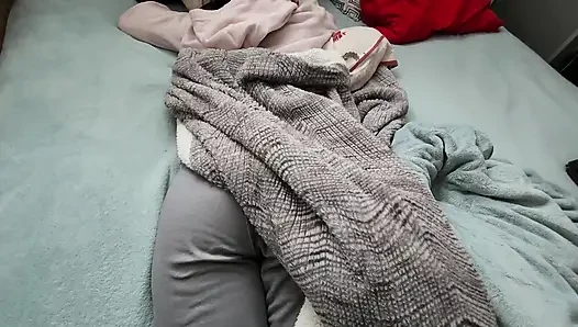 Menyentuh teman sekamar yang seksi