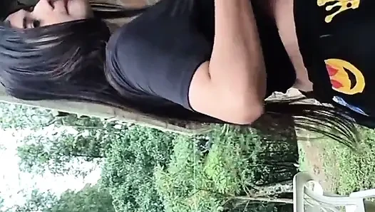 Yulieth Gomez berührt sich im park und zeigt ihre muschi und zieht sich aus