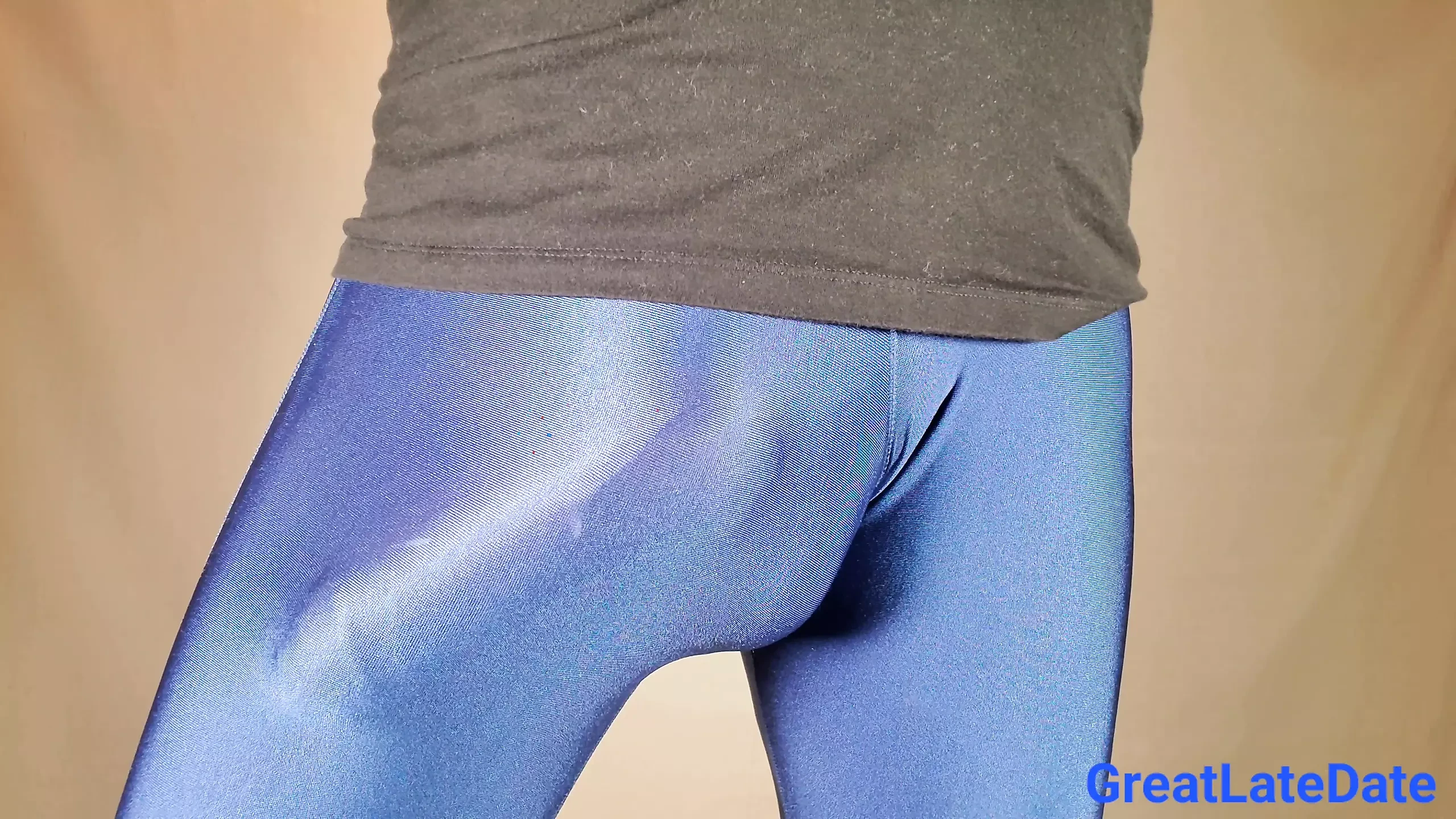 Jongen met grote pik in glanzende spandex-legging