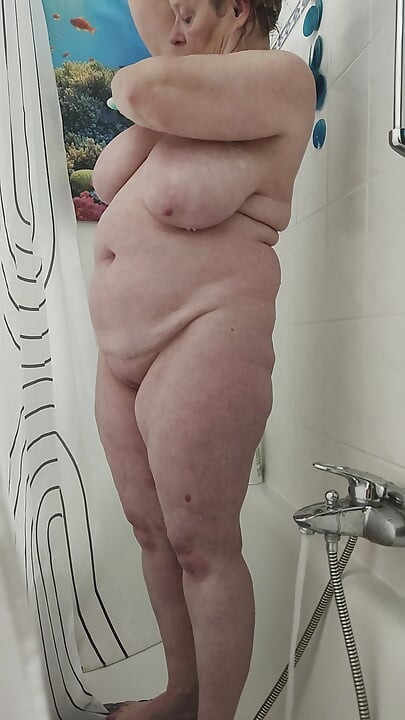 BBW Rasiert sich unter der Dusche